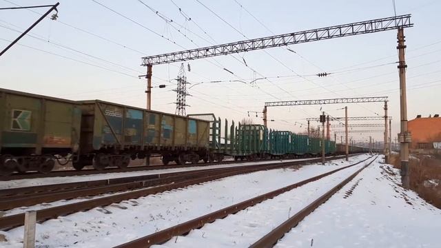 Электровоз 3ЭС5К-008 с грузовым поездом