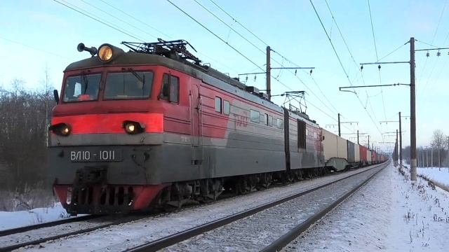 ВЛ10-1011 с контейнерным поездом и приветливой бригадой смотреть онлайн