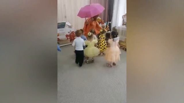 Моменты из осеннего утренника в ясельной группе. МБДОУ N 65, гр.N 12