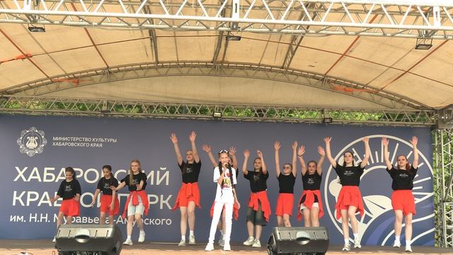А я в Хабаровске живу - исп. Алла Качаева и Студия современного танца ЭКМАН (рук-ль А. Кравченко) смотреть онлайн