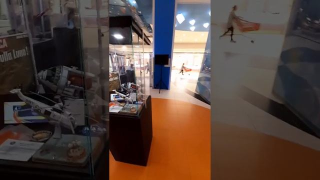 Уголок космонавтики в торговом центре Италии. смотреть онлайн