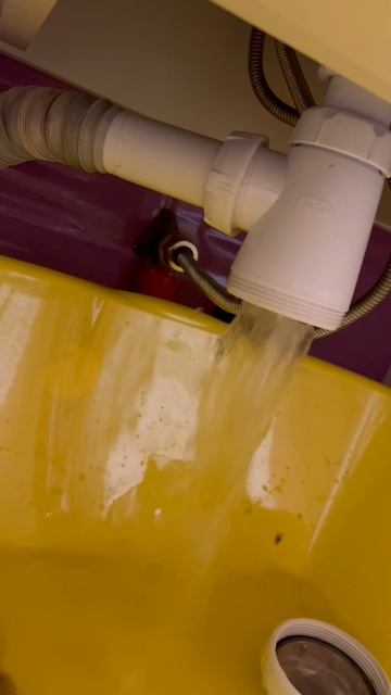 Засорилась раковина - устраняем засор.