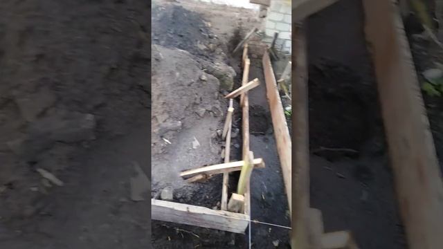 Опалубка почти готова!!! Дожди мешают работать... смотреть онлайн