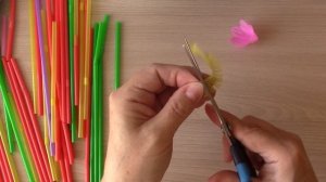 Flowers made of plastic tubes. Цветы из пластмассовых трубочек.