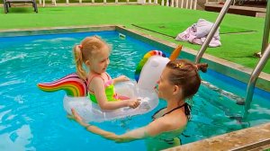 Уехали из города поплавать в бассейне под открытым небом