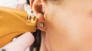 Эксперты дали советы по правильному проколу ушей детям