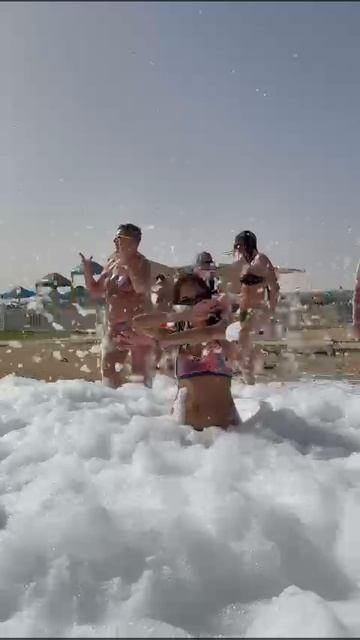 Пенная вечеринка в Хургаде🥳 Ветер решает все! 😅😅😅 Море и пальмы слева, не в кадре😀