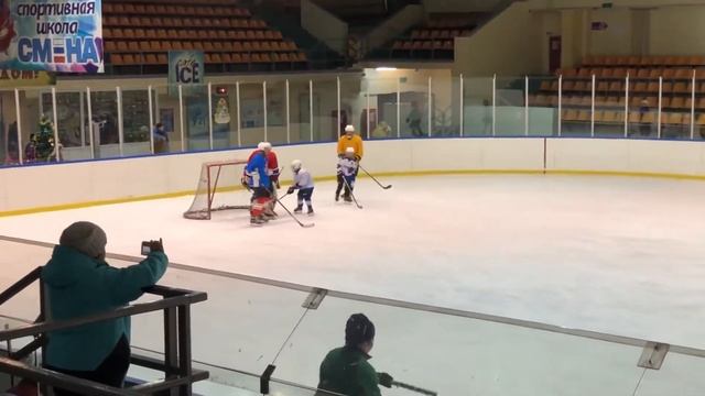 Хоккей: Папы против детей (Тимур в желтой майке) смотреть онлайн