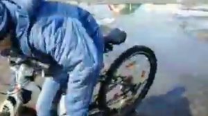 велик застрял в песке