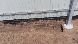 Начал монтировать сетку под забор .