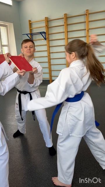 Экзамены на пояса. Девочки. Разбивание досок.
#каратэ #девочки #тренировка #экзамен