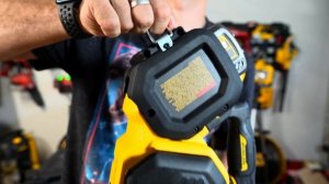 Новое поколение аккумуляторных цепных пил DeWALT DCCS674 - о?