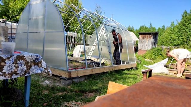 Наша дача на севере. Собираем теплицу из поликарбонат? смотреть онлайн