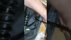 накачка заднего амортизатора kyb мотоцикла насосом и в?