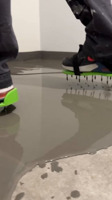 Впервые сами заливаем пол ровнителем смотреть онлайн