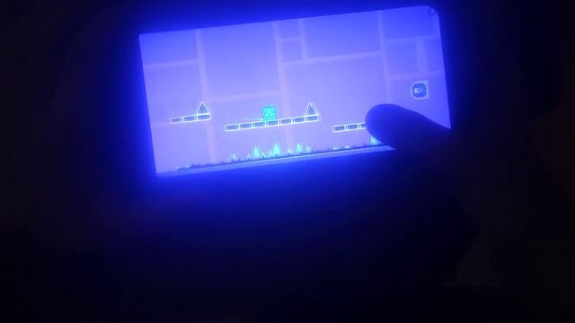 Проходим уровень Stereo Madness в Geometry Dash