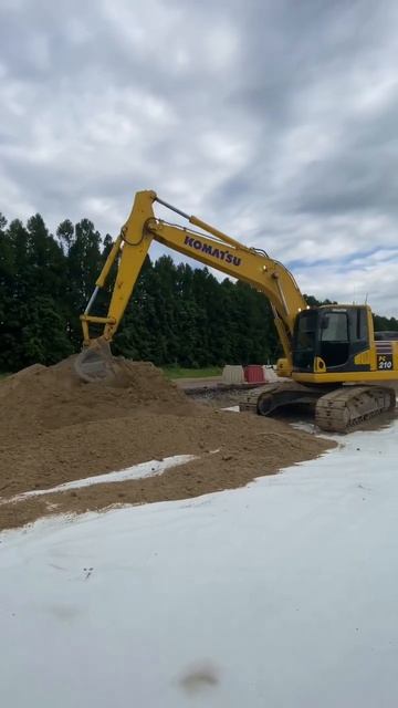 Засыпка песка и планировка экскаватором. смотреть онлайн