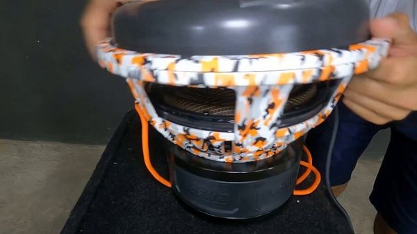 Один 12-й сабвуфер делает хейртрик и разбирает тачку! DL Audio Legend 12