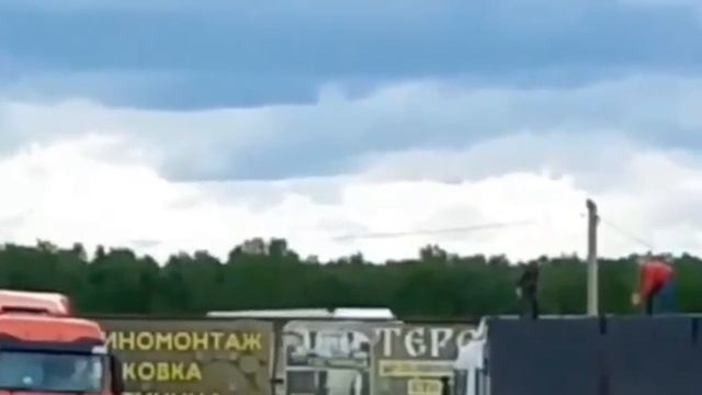Люди забрались на фуру с БПЛА и закидывали взлетающие FPV-дроны камнями и палками смотреть онлайн