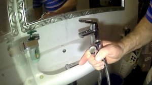 Меняем гигиенический душ в комплекте со шлангом.