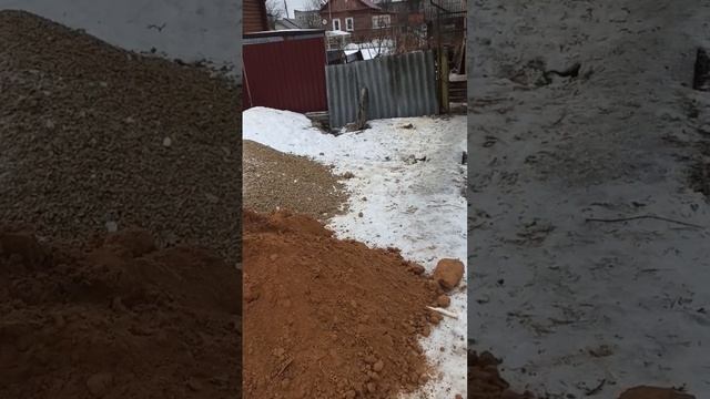 привезли щебня и песка для подушки и заливки под тумбы смотреть онлайн