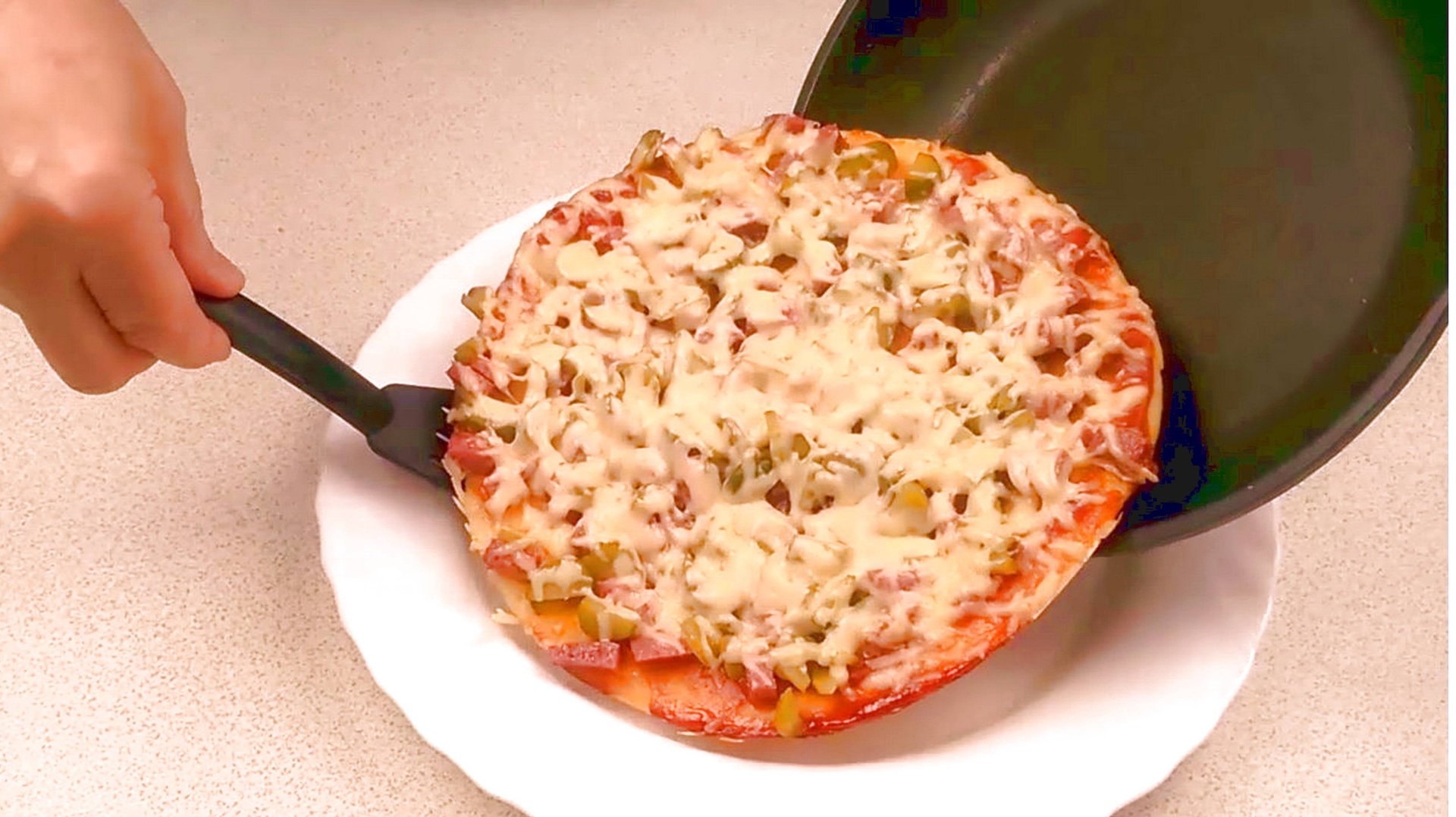 СУПЕР быстрая ПИЦЦА на сковороде за 10 минут!Быстрый рецепт пиццы/Пицца домашняя рецепт смотреть онлайн