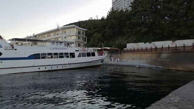 Катер причалил прямо на пляж.