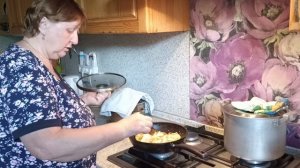 Всем есть работа. Обед для большой семьи.