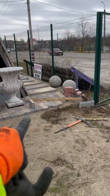 Начало укладки тротуарной плитки на выставочном зале/ смотреть онлайн