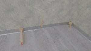 лайфхак с плинтусом, как идеально приклеить алюминевы