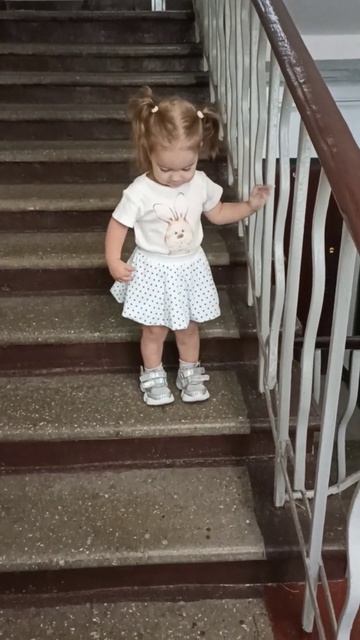 Настя 1г4м спускается по лестнице смотреть онлайн