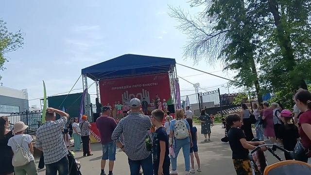 гуляю в лакреевском парке И тут гигантская Красная лавка смотреть онлайн