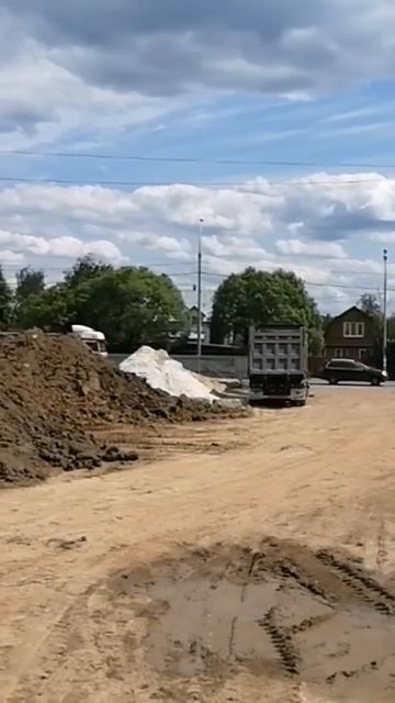 Выгрузка земли, самосвал HOWO. смотреть онлайн