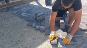 Укладка тротуарной плитки на гарцовку.