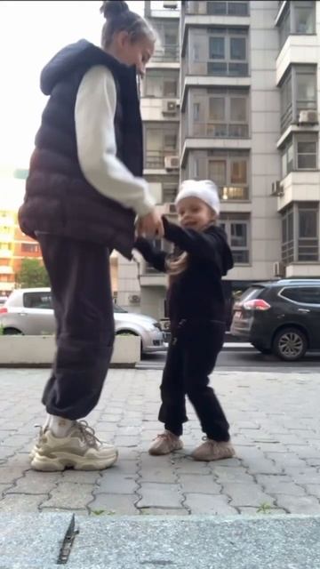 POV: У тебя есть сестра, которая согласна снимать все тр? смотреть онлайн