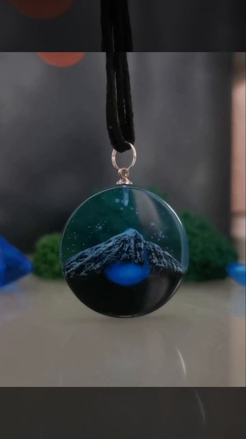 Кулон из эпоксидной смолы и дерева смотреть онлайн