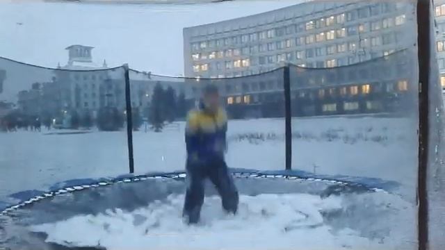 Мордой в снег на батуте, смешно и прикольно.