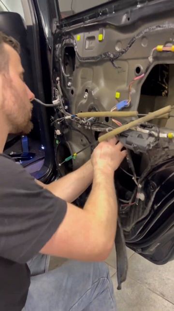 Процесс шумоизоляции автомобиля в студии OKLEYSPB смотреть онлайн