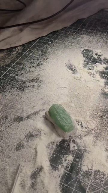 Брелок-жабка из эпоксидной смолы и дерева #сделайсам #? смотреть онлайн