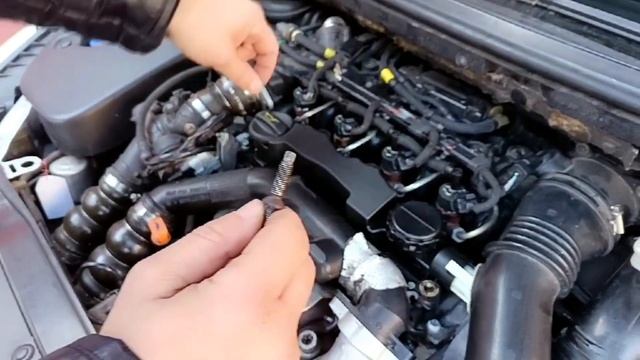 Citroën C4 1.6 HDi Устраняем Течь Масла Из-Под Шпилек Форсуно? смотреть онлайн
