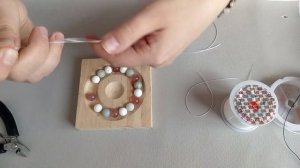 Как собрать браслет из натуральных камней на резинке.