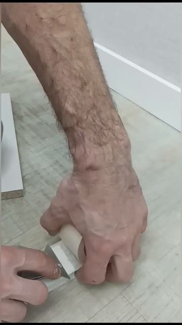 способ прижать плинтус к стене #лайфхак #стройхак #кле? смотреть онлайн