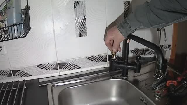 Без трубчатого ключа кран-буксу не поменяешь. смотреть онлайн