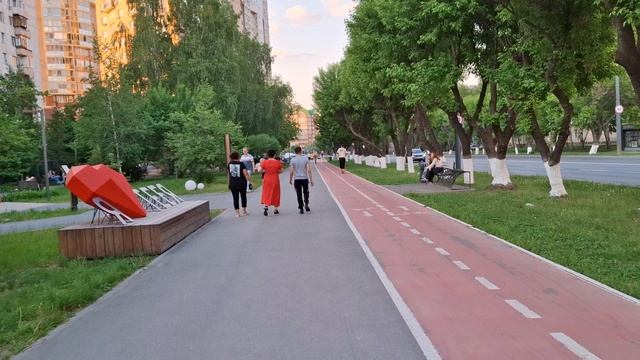 ВЕЧЕРНЯЯ ТЮМЕНЬ. ЛЮДИ ГУЛЯЮТ. ВЕЛОСИПЕДИСТЫ и САМОКАТЧИКИ. смотреть онлайн