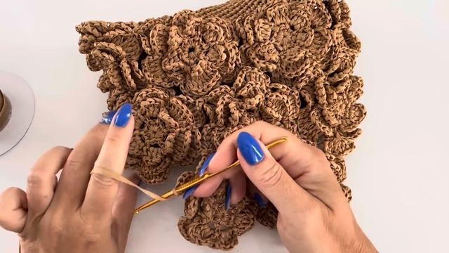 ХИТ ЭТОГО ЛЕТА ВЯЖЕМ СУМКУ КРЮЧКОМ 3D "FLOWERS" для НАЧИНАЮЩИХ! BEAUTIFUL CROCHET HANDBAG смотреть онлайн