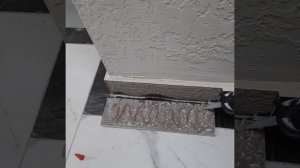 Как приклеить отвалившуюся плитку при помощи силикон?