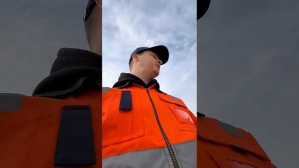 вышел на свидание.