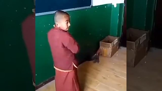 Парень не умеет считать и вот что он написал на доске! смотреть онлайн