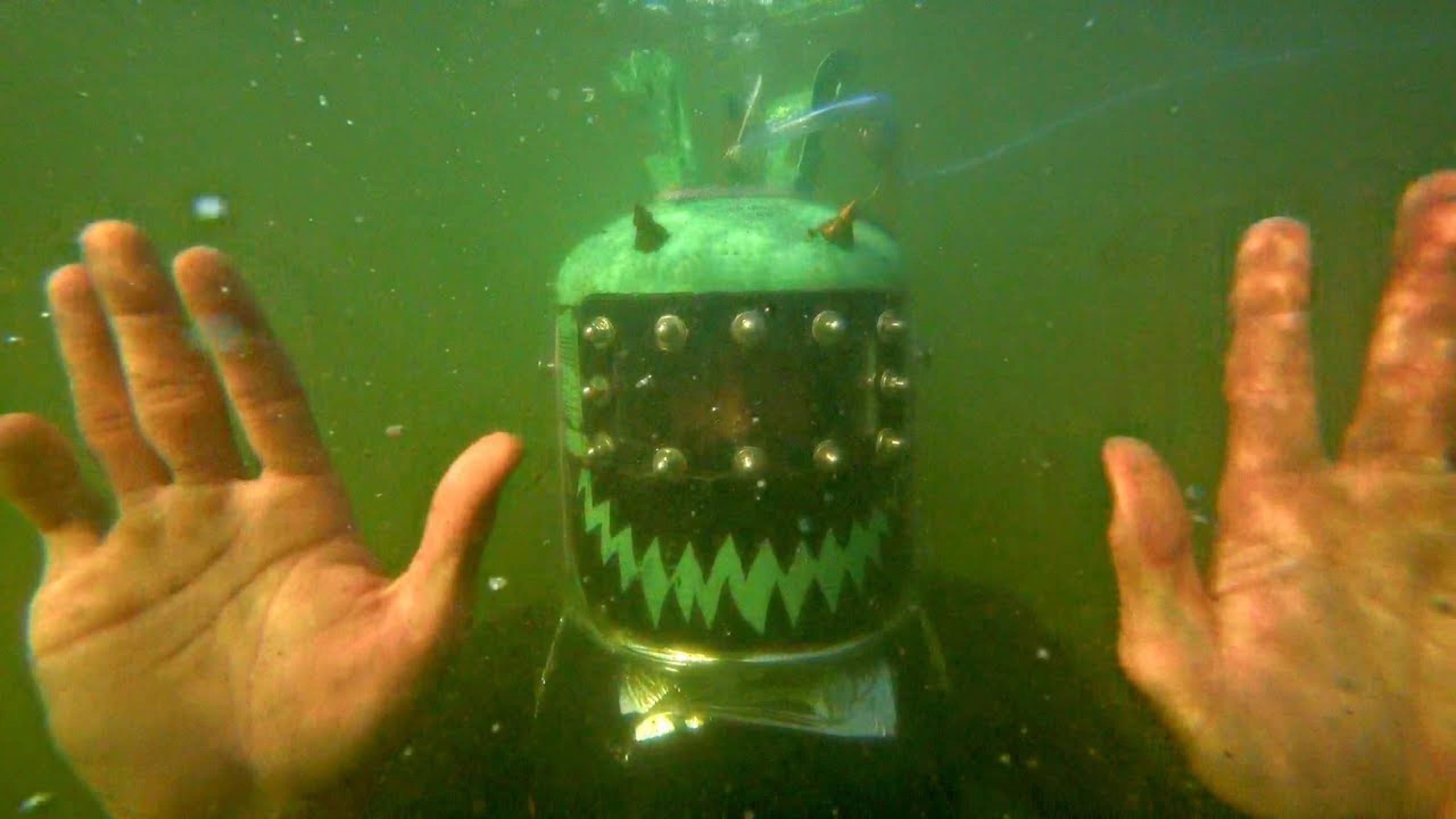 ✅Шлем-Батискаф из аквариума и плёнки😃 АкваМэн из фреонового баллона своими руками смотреть онлайн