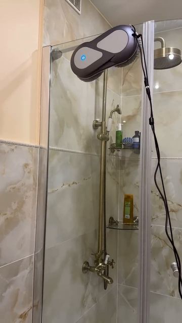 Робот для окон моет душевую кабину #domashi #home #робот_мойщ смотреть онлайн